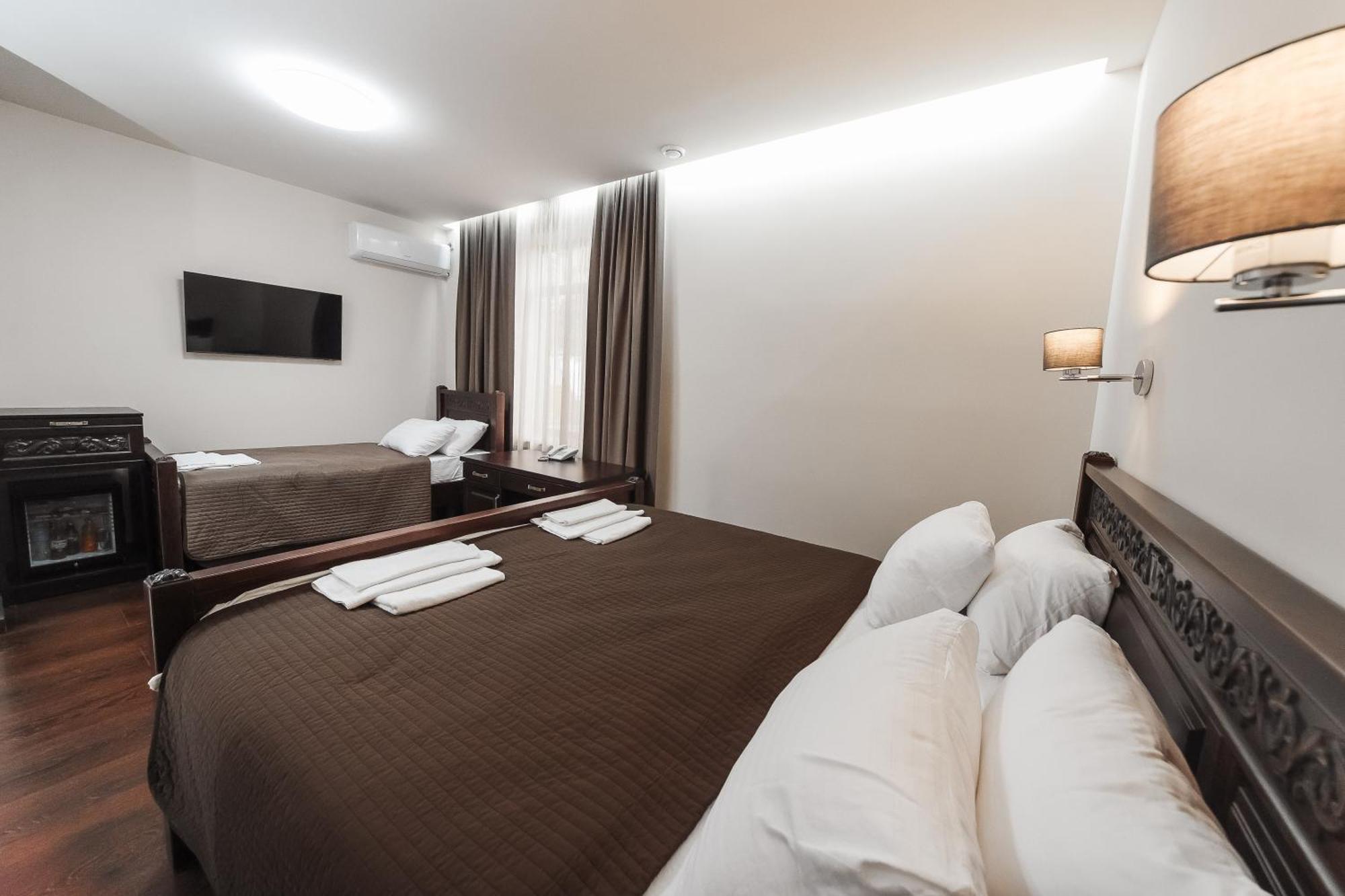 Dvin Hotel Pawlodar Exterior foto