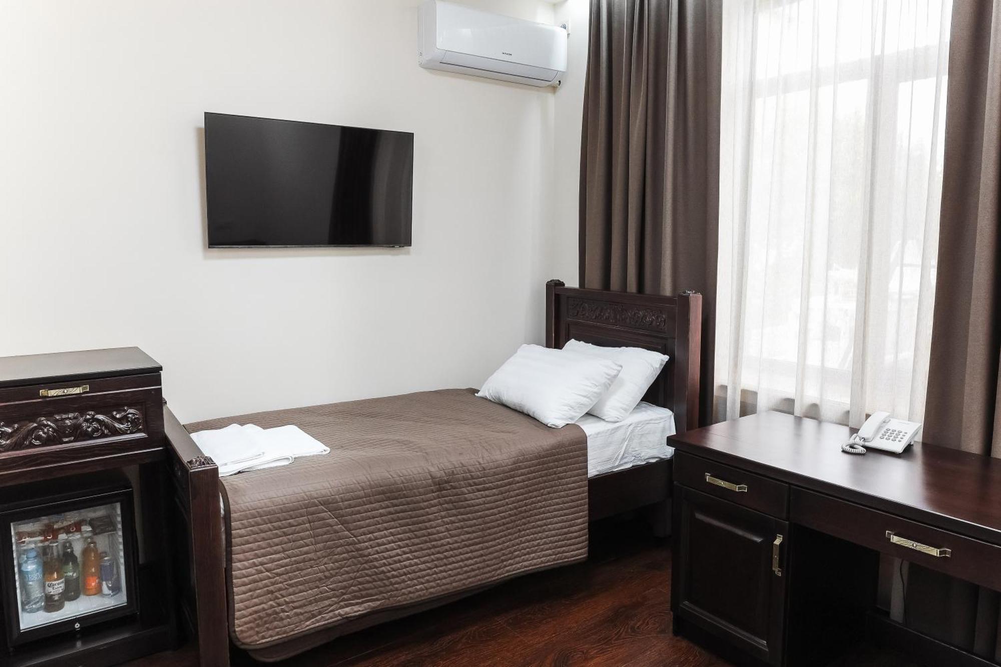 Dvin Hotel Pawlodar Exterior foto