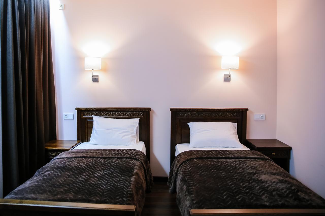 Dvin Hotel Pawlodar Exterior foto