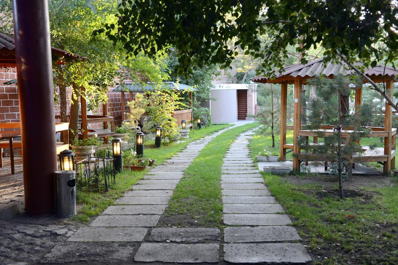 Dvin Hotel Pawlodar Exterior foto